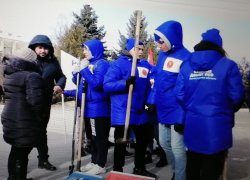 У администрации Камышина высадился заезжий студенческий "снежный десант", и горожане не поняли: у нас слишком мало своих студентов или слишком много снега?