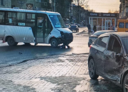 Как муниципальный автобус в центре Камышина въехал в иномарку?