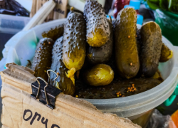 Обычные бочковые огурцы пошли на ценовой рекорд среди солений на камышинских рынках