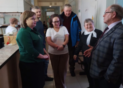 Глава Камышинского района Алексей Самсонов приехал посмотреть, как ремонтируется поликлиника в городском поселении Петров Вал