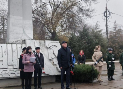 Спикер Камышинской городской думы Владимир Пономарев, а также вице-спикер Иван Иванов выступили у памятника комсомольцам-добровольцам