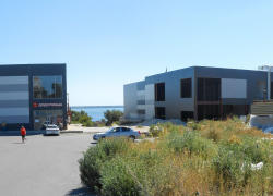 В Камышине на бывшем пустыре за перекрестком улиц Ленина и Некрасова продолжают расти этажи современных магазинов