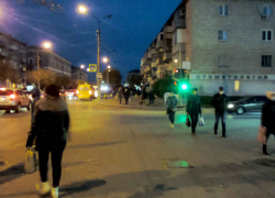 В Камышине полицейские задержали 27-летнюю хулиганку, бросившую кирпич в лобовое стекло такси
