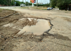 В Камышине асфальтовые латки уплывают с улиц вместе с дождевыми потоками 
