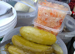 В Камышине бабулям с солеными огурцами едва дают дойти до прилавка в посленовогодние дни