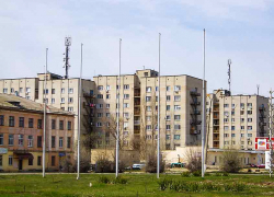 Следователи Камышина выясняют обстоятельства, при которых 35-летний мужчина покончил жизнь самоубийством прямо на улице Ленина