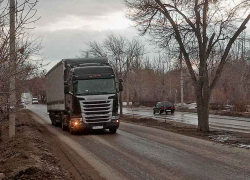 Пока глава Камышина рассматривает провалы на весенних дорогах, фуры каждый день разбивают последние сносные участки, - камышанка