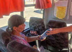 В Камышине в муниципальных автобусах хоть нет кондиционеров, но стали раздавать воду пассажирам в жару
