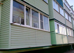 Камышане открытыми фрамугами прозрачно намекают властям города, чтобы с отопительным сезоном в этом году не затягивали