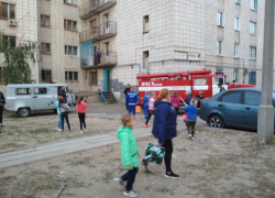 В Камышине на третьем городке прибывшие пожарные и "скорая" собрали любопытных