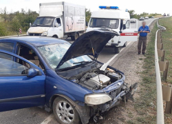 На трассе между Камышином и Волгоградом девушка-водитель на иномарке врезалась в отбойник