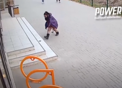 В Волжском ищут ярко одетую девушку с булыжником, запустившую камень в витрины (ВИДЕО)