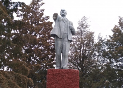 Коммунисты Камышина поодиночке возлагают цветы к постаментам Ильича в честь 22 апреля - и к  памятнику без руки тоже