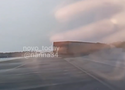 На камеру попали две фуры, слетевшие с московской трассы в Волгоградской области (ВИДЕО)