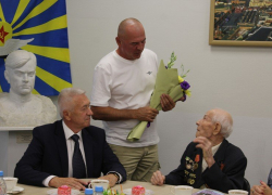 На торжества по случаю 100-летнего юбилея ветерана войны первые лица Камышина прибыли с букетами и легким пренебрежением к дресс-коду