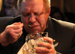 Чиновники требуют больше бюджетных денег на рестораны и буфеты