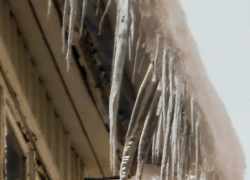 Тройную угрозу для жителей, в том числе "сосулечную", объявили синоптики в Волгоградской области 