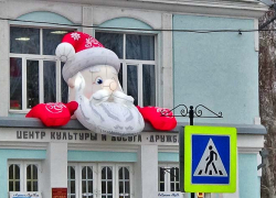 "Отрубленная" голова Деда Мороза посреди города больше пугает детей, чем развлекает, - камышанка