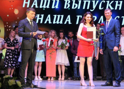 Замглавы Камышина Дмитрий Резвов поднялся на сцену к "умникам и умницам" КТИ