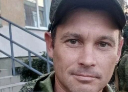 Сегодня от отцовского дома в селе Камышинского района проводят в последний путь бойца СВО Алексея Влазнева
