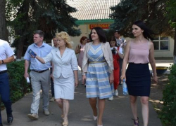 Камышинские чиновники в лагере "Солнечный" похвалились перед депутатом Госдумы туалетом, душем и бунгало  