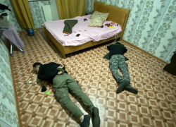 Оперативники положили "лицом в пол" сбытчиков наркотиков