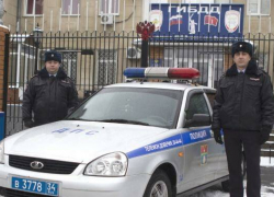 Волгоградские полицейские, домчавшие с мигалкой до роддома девушку и не давшие ей рожать на улице, стали героями сюжета на Первом канале (ВИДЕО)