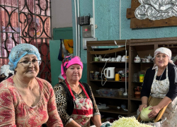 Активистки-певуньи из Камышинского района насолили капусты бойцам на фронт