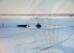 В Камышине вслед за первой парой провалившихся под лед рыбаков спасателям пришлось вытаскивать еще двоих