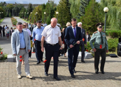 В Камышине группа товарищей возложила цветы к Памятному знаку сегодня, 3 сентября, в День окончания Второй мировой войны