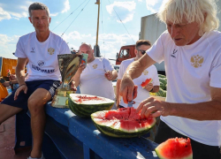 Камышане показали в соцсетях, как визитеры с футбольным Суперкубком дегустировали арбузы на пароме