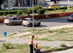 В Камышине аборигены подшофе "ухаживают" за женщинами  прямо с асфальта