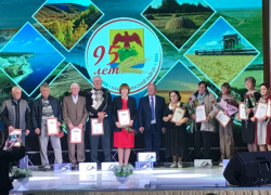 На сцену ДК в городе Петров Вал поднялись участники церемонии награждения по случаю 95-летия Камышинского района