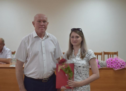 Спикер Камышинской городской думы Владимир Пономарев начал заранее награждать медработников, потому что грамот "его имени" выписано очень много