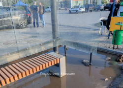 В Камышине "умная остановка" после дождя "утонула"