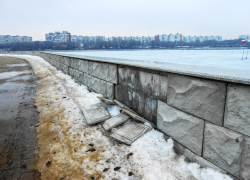 В Камышине по весне продолжает терять фрагменты облицовки парапет центральной набережной, вид не из "живописных"
