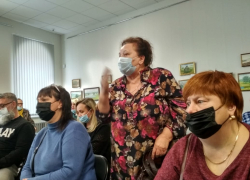 Встреча по судьбе онкодиспансера между "десантом" облздрава и больными камышанами прошла эмоционально и напряженно