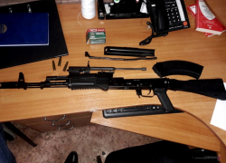 Желая потрясти гостей, именинник решил пальнуть из автомата у кафе