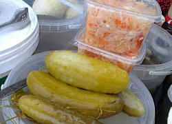 В Камышине обычные соленые огурцы на рынках "пробили планку" в 200 рублей