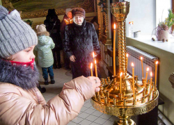 Камышане с Рождественской ночи приходят зажечь свечи в храм, и каждый молится, чтобы закончились военные действия...