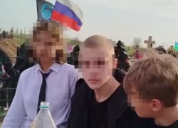 Стало известно, что заставило школьников снять штаны у могил участников СВО под Волгоградом, - "Блокнот - Волгограда"