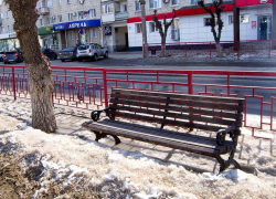 Может, пора откапывать скамейки от снега в Камышине? - камышанка