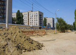 В Камышине мусор загорелся на крыше бывшего общежития на улице Ленина