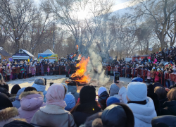 В центральном парке Камышина только что сожгли обаятельное чучело Зимы-модницы в фиалковой юбке (ВИДЕО)