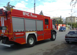 На въезде в Камышин на трассе загорелся большегруз с песком