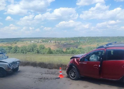 В маленьком хуторе Камышинского района автомобилисты "не поместились" на дороге - один срочно отправился к медикам