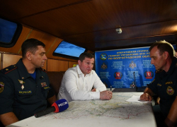 Минувшей ночью губернатор Андрей Бочаров проводил совещание по тушению пожара в Ольховском районе