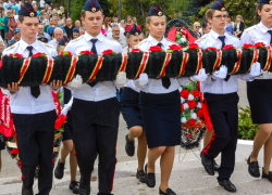 В Камышине у Памятного знака в парке Победы прошел митинг и возложение цветов в годовщину окончания Второй мировой войны
