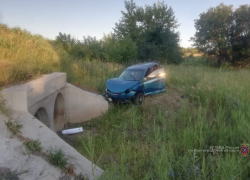 На дороге между Камышином и Петровым Валом улетела в кювет дама за рулем иномарки