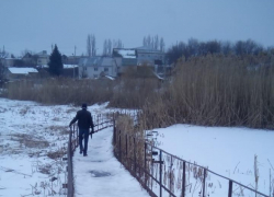 Под обледеневшим понтонным мостом в Камышине течет что-то, похожее на канализационную реку? - камышанин